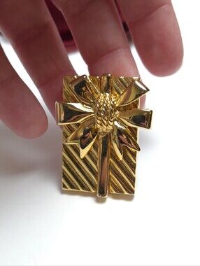 AAi Gold Plated Present with Bow Brooch Golden Gift Brooch